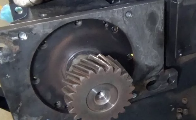 齒輪箱的的螺絲斷了六根，外嚙合的斜齒輪嚴(yán)重磨損